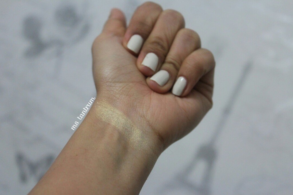 Makeup revolution highlighter, MUA highlighter, Mary lou manizer