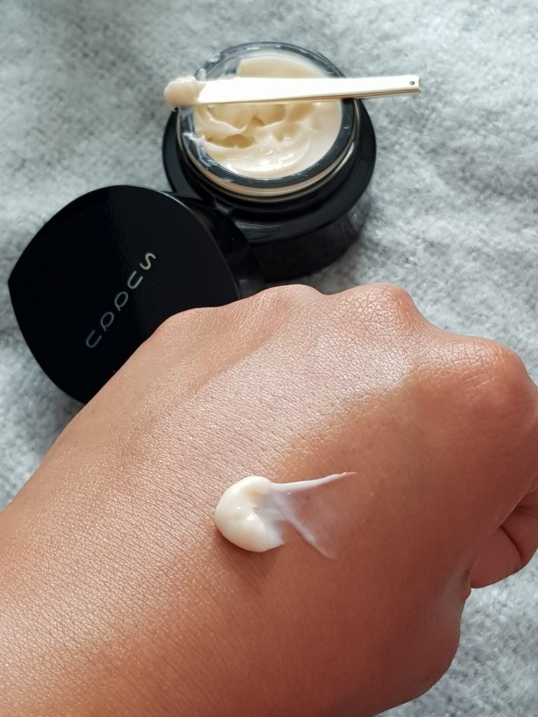Lush texture of SUQQU VIALUME The Cream