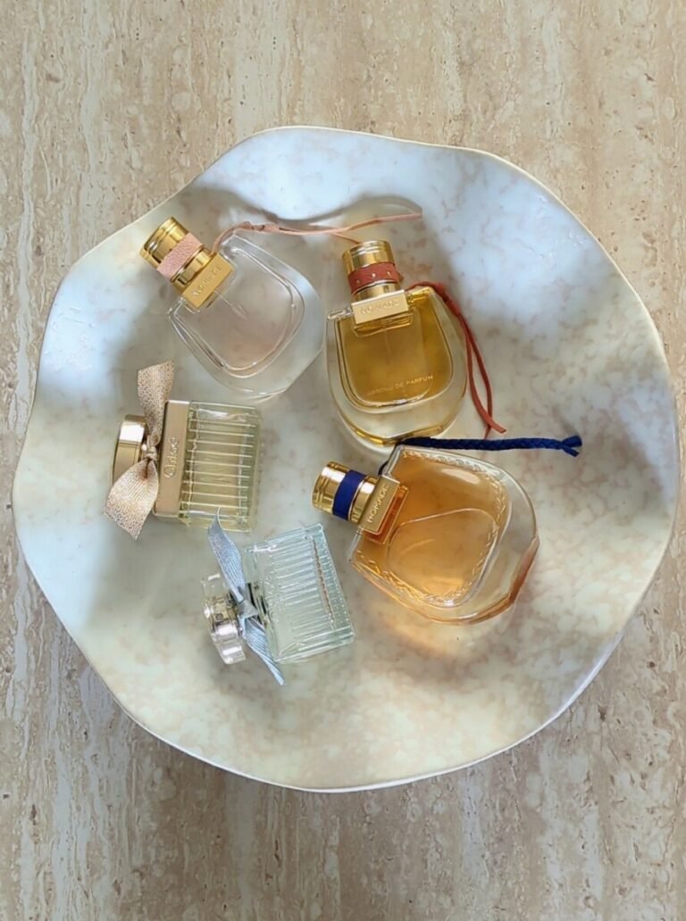 Is Chloé still just about "soapy roses"? From the botanical freshness of Rose Naturelle to the honeyed orange blossom of Nomade Nuit d’Égypte, discover how this iconic house has traveled from Parisian gardens to the Egyptian desert.